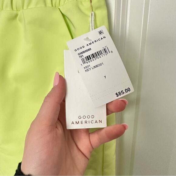 NWT Good American The Weekend Shorts in Key Lime - Picture 6 of 12